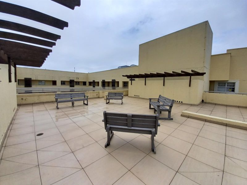 Immaculate Exclusive Gateway Apartment - Photo 5