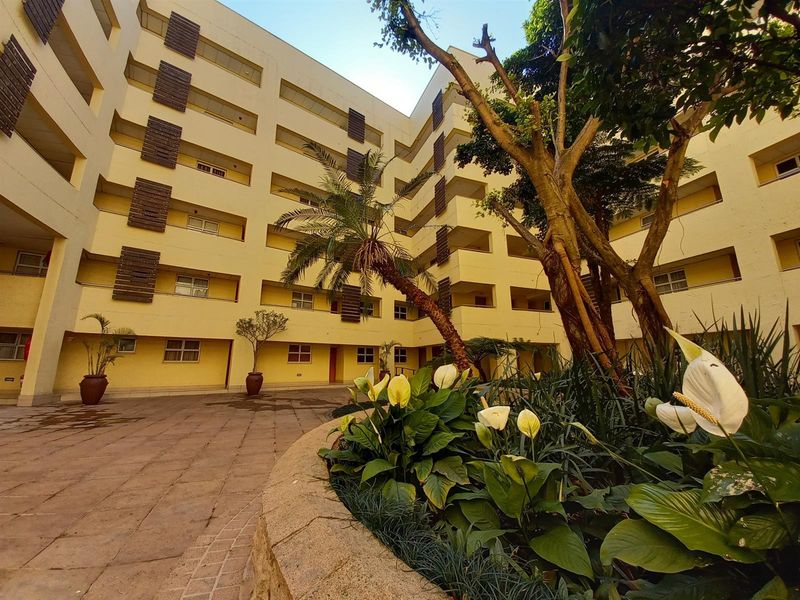 Immaculate Exclusive Gateway Apartment - Photo 2