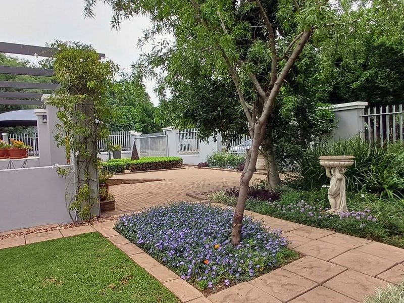 Beautifully Designed Modern Cape Dutch Style Home - Photo 4