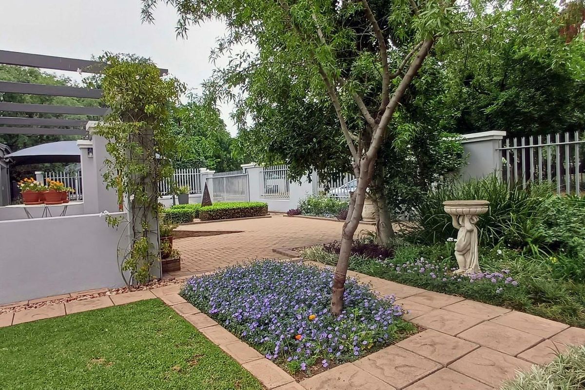 Beautifully Designed Modern Cape Dutch Style Home - Photo 4