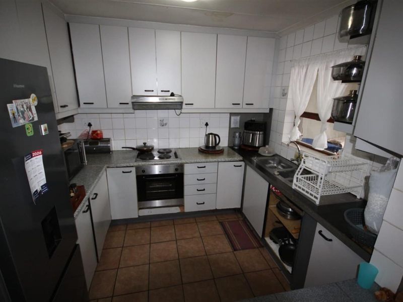 R1600 000 - BEAUTIFUL 3 BEDROOMED HOME FOR SALE IN THE CONIFERS, BLUE DOWNS - Photo 10