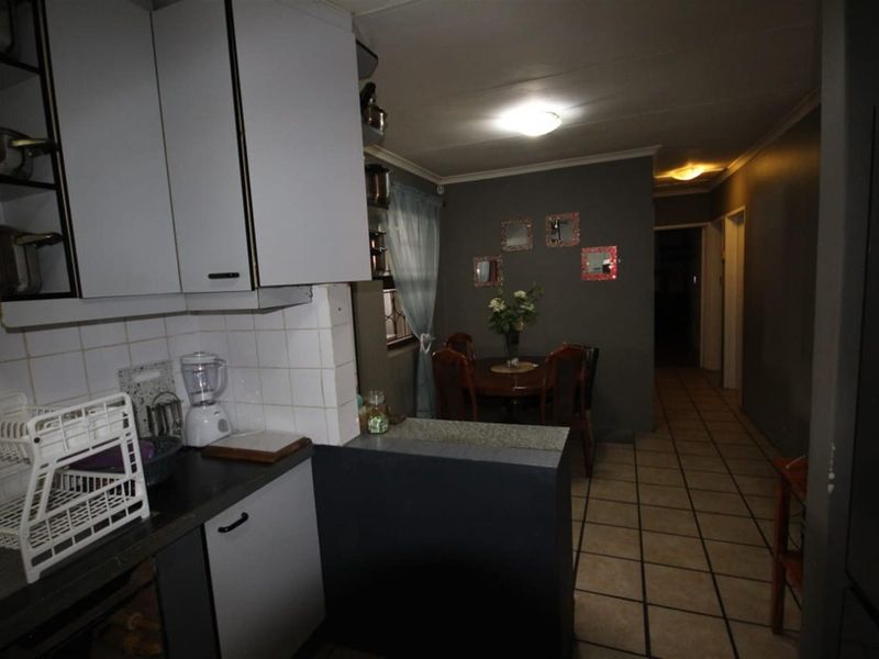 R1600 000 - BEAUTIFUL 3 BEDROOMED HOME FOR SALE IN THE CONIFERS, BLUE DOWNS - Photo 9