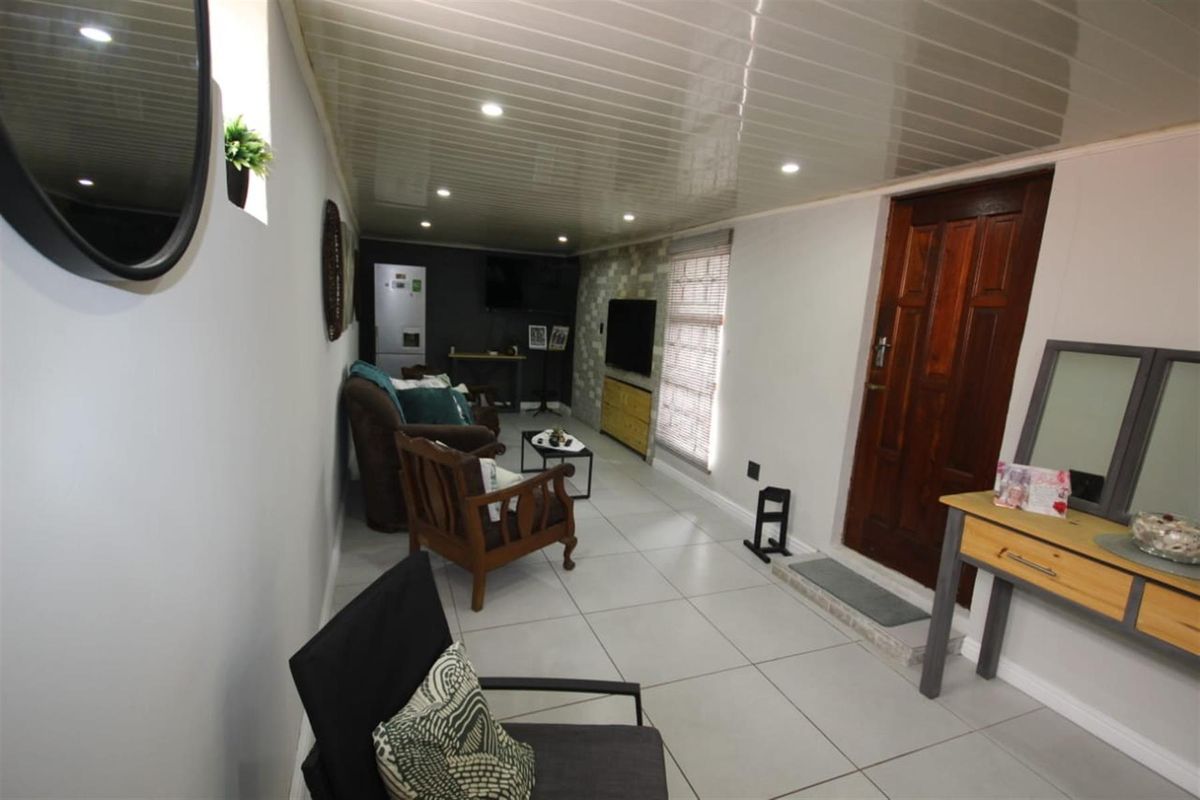 R1600 000 - BEAUTIFUL 3 BEDROOMED HOME FOR SALE IN THE CONIFERS, BLUE DOWNS - Photo 4