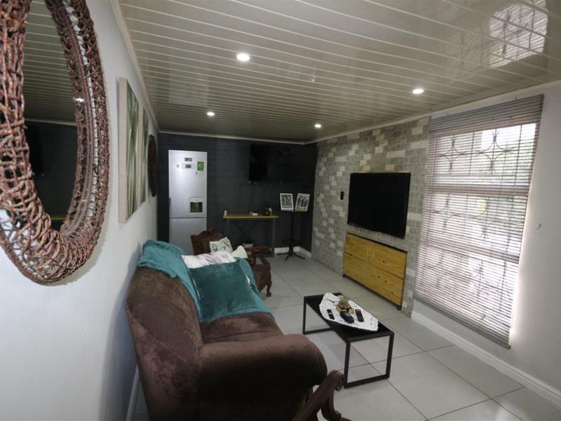 R1600 000 - BEAUTIFUL 3 BEDROOMED HOME FOR SALE IN THE CONIFERS, BLUE DOWNS - Photo 2