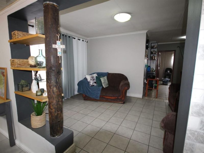 R1600 000 - BEAUTIFUL 3 BEDROOMED HOME FOR SALE IN THE CONIFERS, BLUE DOWNS - Photo 6