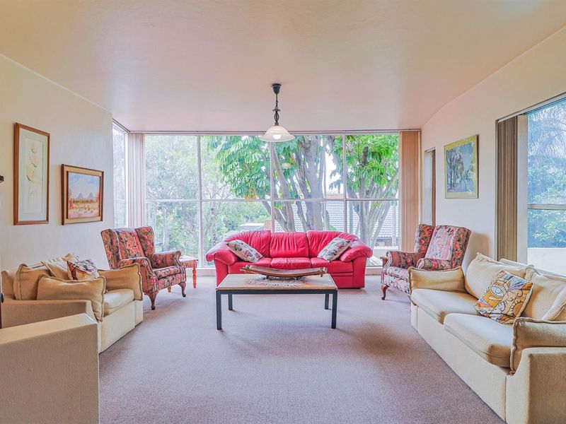 EXECUTIVE HOME IN SECURE AREA, ON TOP OF THE HILL IN QUIET CUL-DE-SAC STREET!! - Photo 2