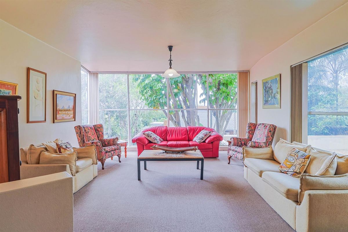 EXECUTIVE HOME IN SECURE AREA, ON TOP OF THE HILL IN QUIET CUL-DE-SAC STREET!! - Photo 2