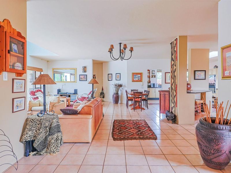 EXECUTIVE HOME IN SECURE AREA, ON TOP OF THE HILL IN QUIET CUL-DE-SAC STREET!! - Photo 3