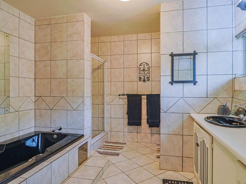 EXECUTIVE HOME IN SECURE AREA, ON TOP OF THE HILL IN QUIET CUL-DE-SAC STREET!! - Photo 10