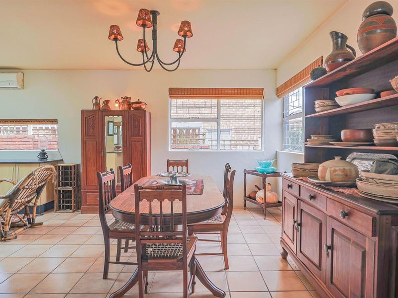 EXECUTIVE HOME IN SECURE AREA, ON TOP OF THE HILL IN QUIET CUL-DE-SAC STREET!! - Photo 4