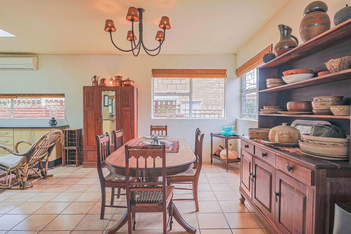 EXECUTIVE HOME IN SECURE AREA, ON TOP OF THE HILL IN QUIET CUL-DE-SAC STREET!! - Photo 4