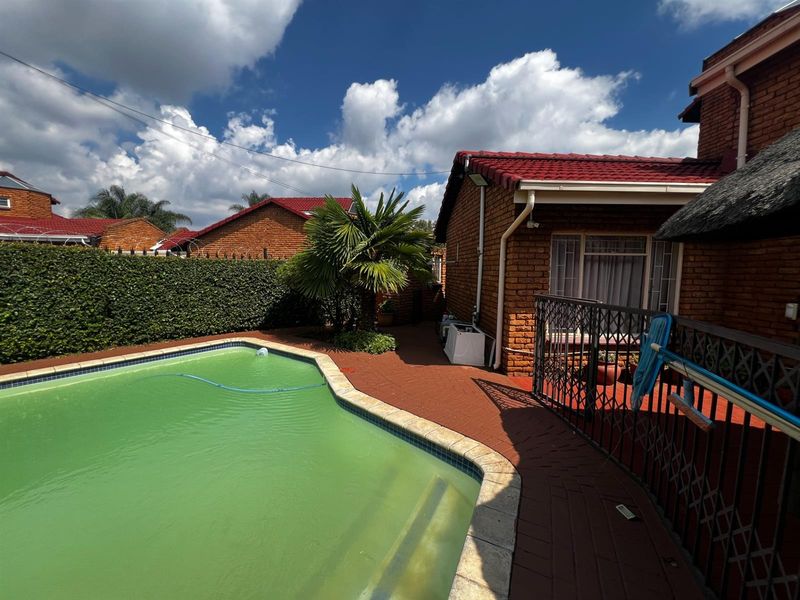 4 Bedroom Modern House for Sale in Die Hoewes, Centurion - Photo 4