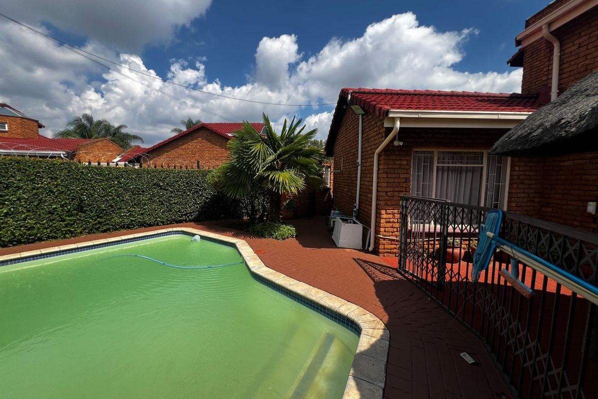 4 Bedroom Modern House for Sale in Die Hoewes, Centurion - Photo 4
