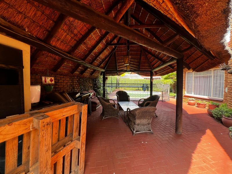 4 Bedroom Modern House for Sale in Die Hoewes, Centurion - Photo 3