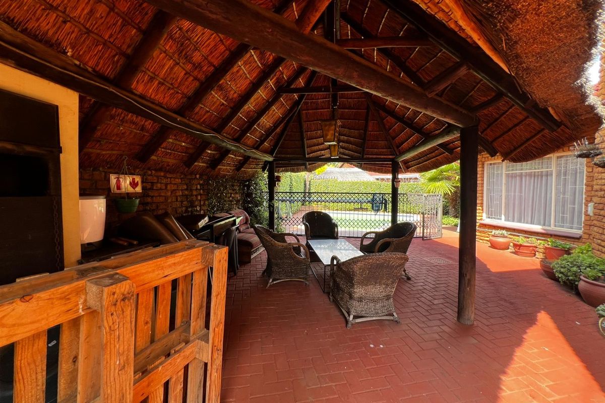 4 Bedroom Modern House for Sale in Die Hoewes, Centurion - Photo 3
