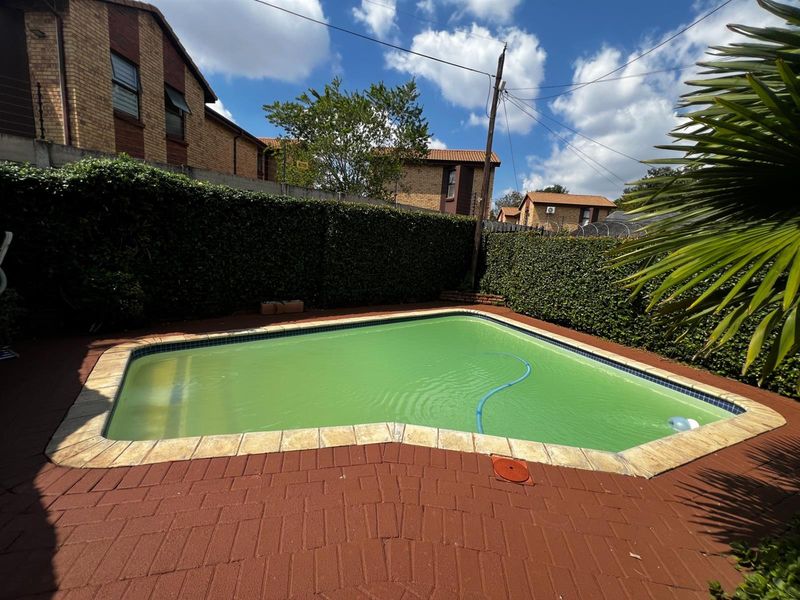 4 Bedroom Modern House for Sale in Die Hoewes, Centurion - Photo 5