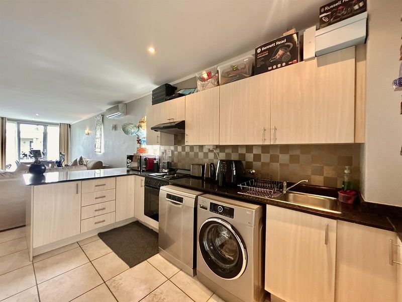 Elegant 2 Bedroom Apartment  in Sandhurst - Photo 6