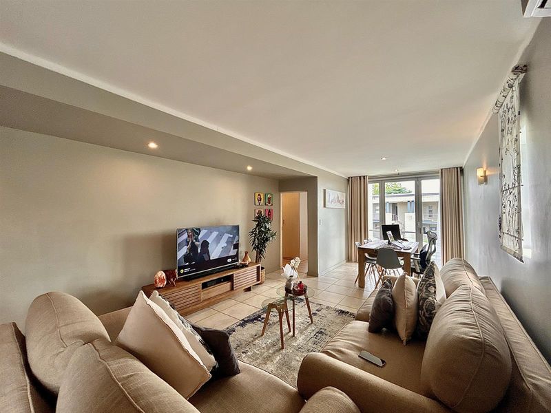 Elegant 2 Bedroom Apartment  in Sandhurst - Photo 2