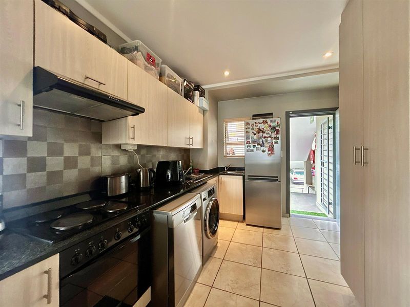 Elegant 2 Bedroom Apartment  in Sandhurst - Photo 5