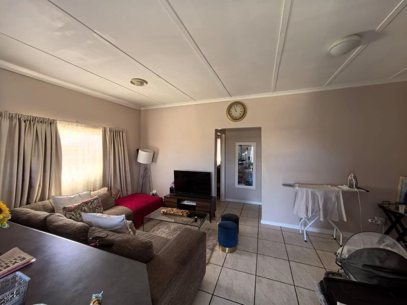 Start Your Story Here: Modern Comfort Meets Total Peace of Mind in Diamant Park, Kimberley - Photo 6