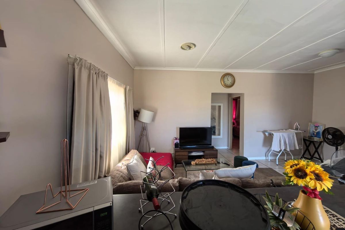 Start Your Story Here: Modern Comfort Meets Total Peace of Mind in Diamant Park, Kimberley - Photo 5