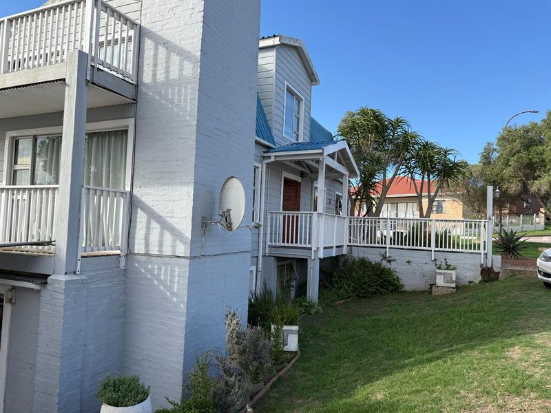 Urgent Emigration | Dual Living Coastal Home in Dana Bay - Photo 4