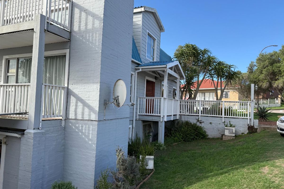 Urgent Emigration | Dual Living Coastal Home in Dana Bay - Photo 4
