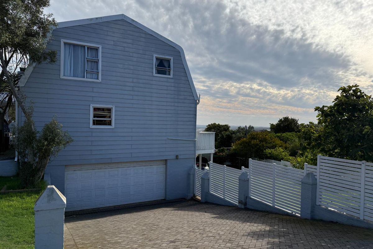 Urgent Emigration | Dual Living Coastal Home in Dana Bay - Photo 2