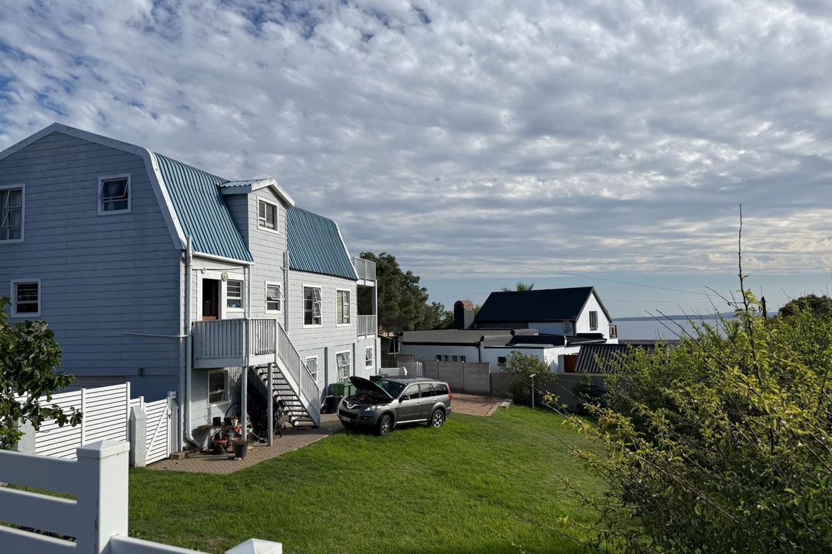 Urgent Emigration | Dual Living Coastal Home in Dana Bay - Photo 3