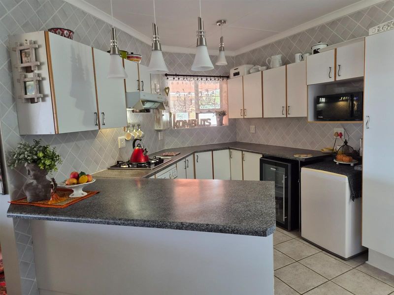 Secure Living with Low Levies. - Photo 4