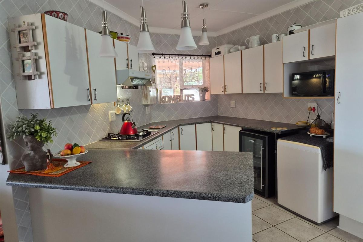 Secure Living with Low Levies. - Photo 4