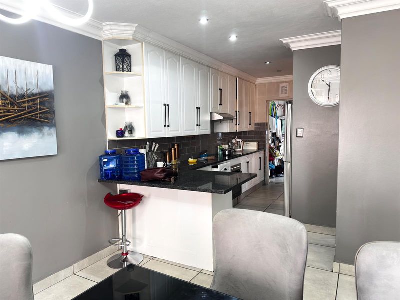 Townhouse To Rent in Capital Park, Pretoria - Photo 9