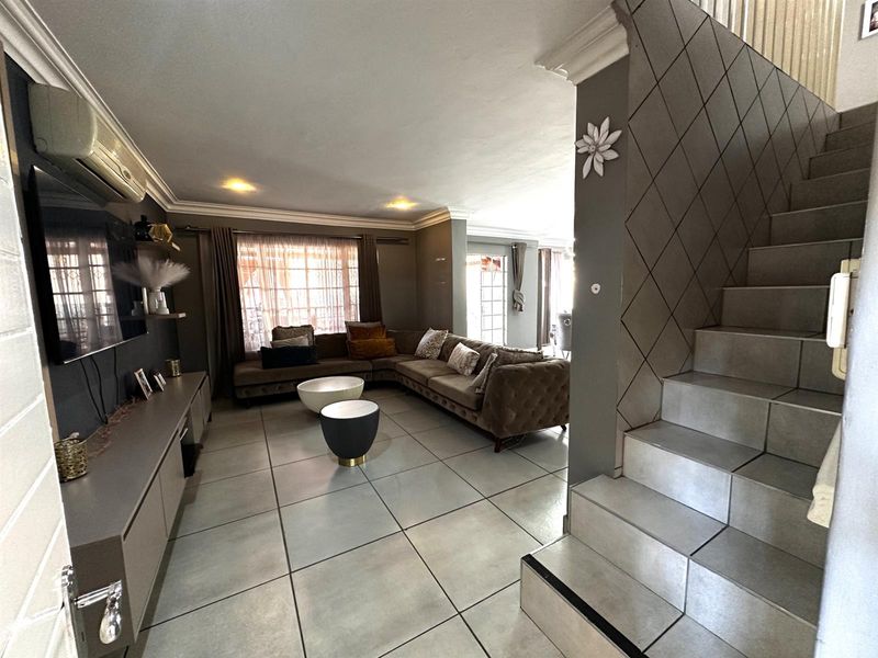 Townhouse To Rent in Capital Park, Pretoria - Photo 2