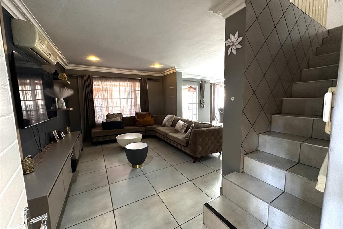 Townhouse To Rent in Capital Park, Pretoria - Photo 2