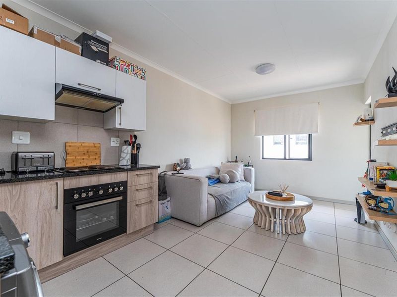 Two Bedroom Apartment To Rent in Sandton - Photo 3