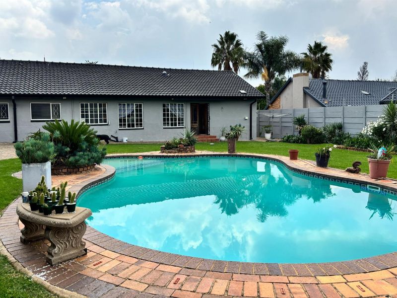 Beautiful Off-Grid Family Home with Great Space and Entertainment in Raceview - Photo 4