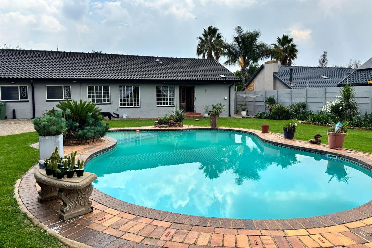 Beautiful Off-Grid Family Home with Great Space and Entertainment in Raceview - Photo 4