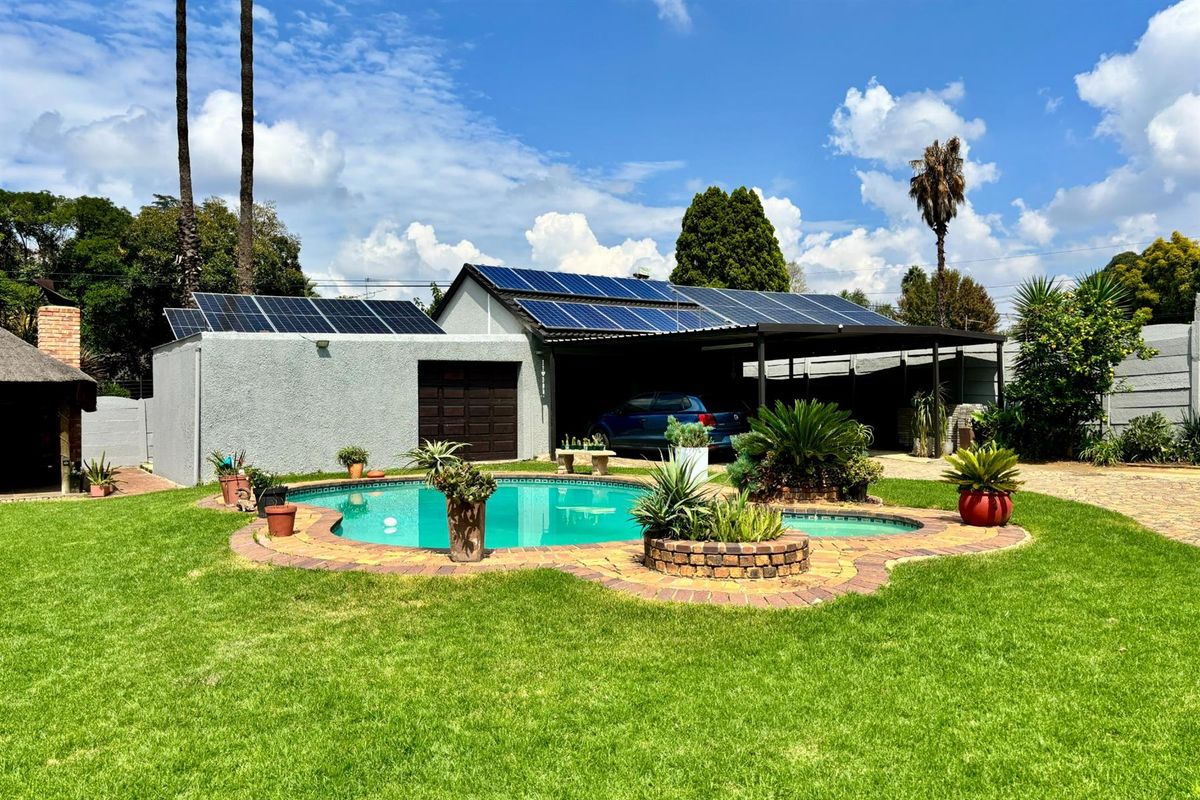 Beautiful Off-Grid Family Home with Great Space and Entertainment in Raceview - Photo 5