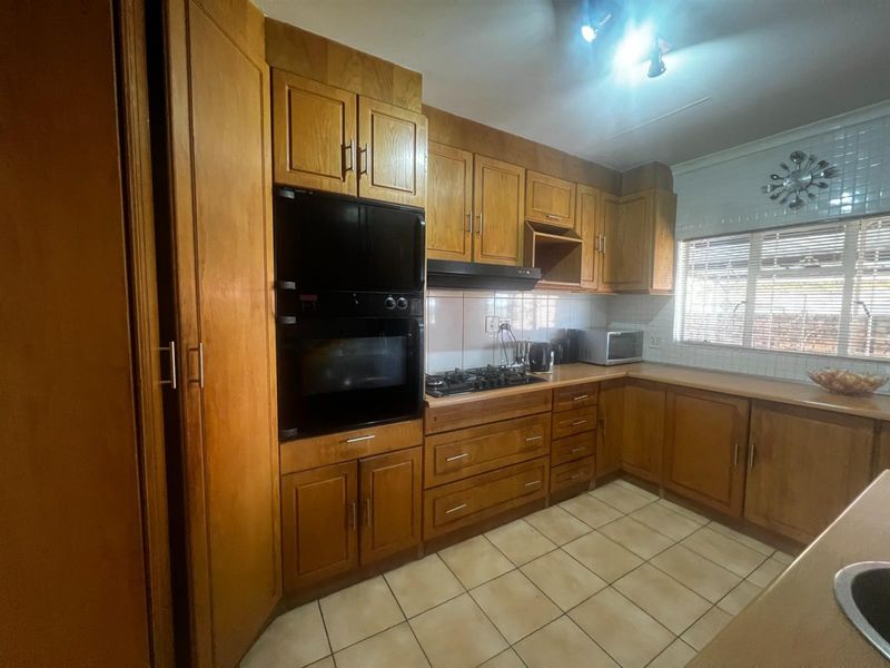 4 Bedroom House To Rent in Rooihuiskraal - Photo 10