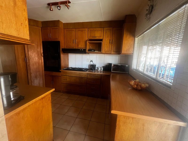 4 Bedroom House To Rent in Rooihuiskraal - Photo 9