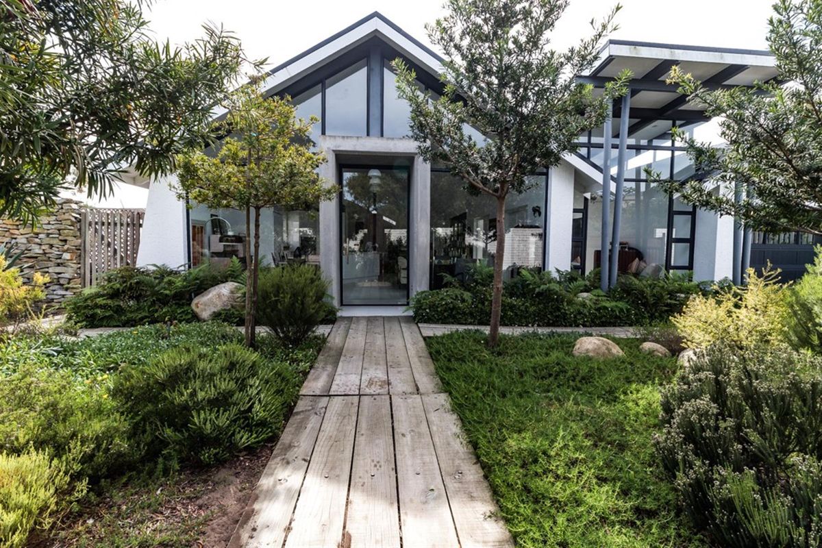 BEAUTIFULLY FURNISHED 2 BEDROOM HOME TO RENT, Leisure Isle, Knysna. - Photo 2