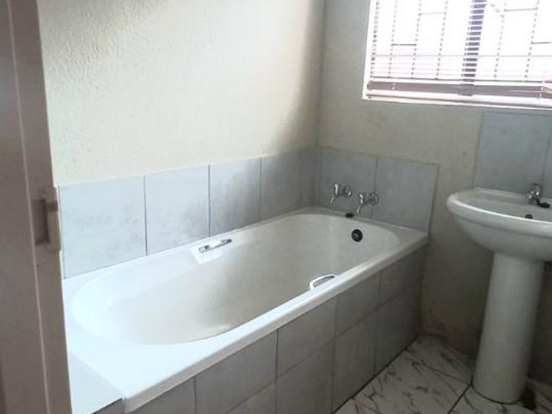 3 bedroom house available for rental immediately - Photo 9