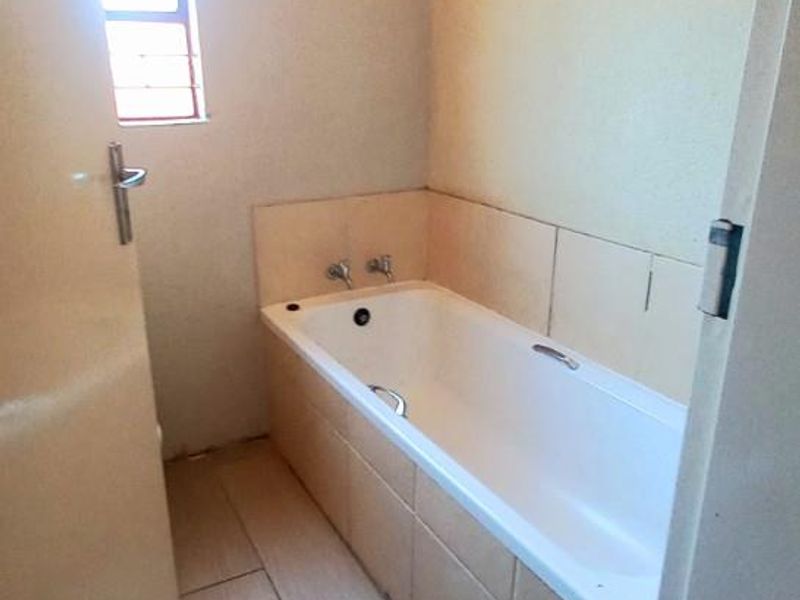 SPACIOUS 3 bedroom house available in Soshanguve block vv for Rental - Photo 6