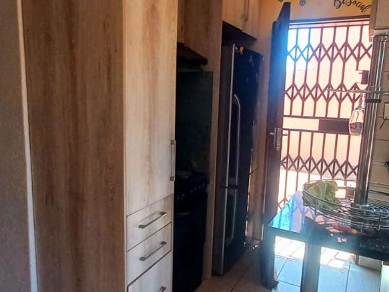 SPACIOUS 3 bedroom house available in Soshanguve block vv for Rental - Photo 5