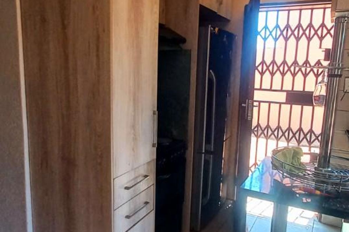 SPACIOUS 3 bedroom house available in Soshanguve block vv for Rental - Photo 5