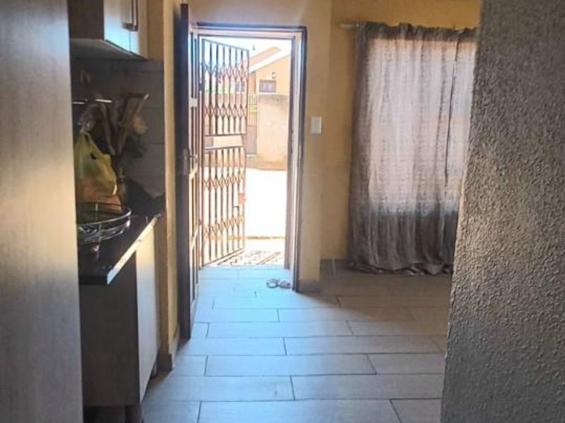 SPACIOUS 3 bedroom house available in Soshanguve block vv for Rental - Photo 3