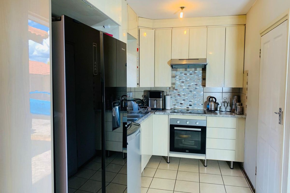 3 Bedroom, 2 Bathroom Townhouse For Sale in Theresapark, Akasia - Photo 5