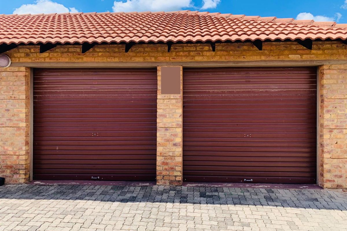 3 Bedroom, 2 Bathroom Townhouse For Sale in Theresapark, Akasia - Photo 2