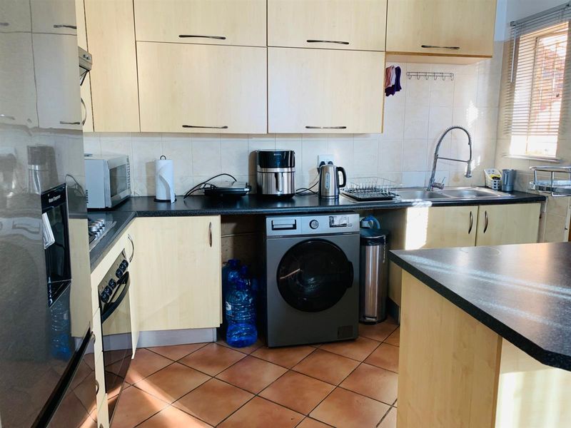 3 Bedroom, 2 Bathroom Townhouse For Sale in Clarina, Akasia - Photo 4