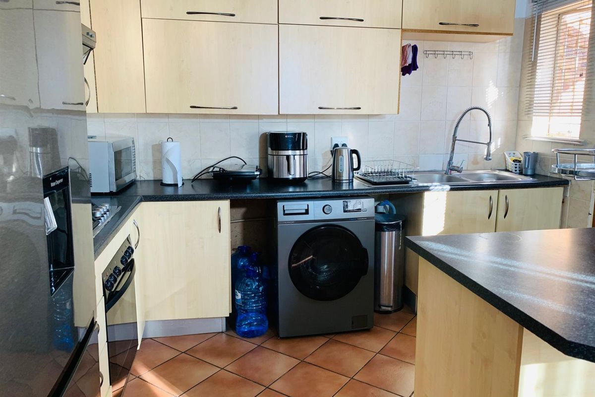 3 Bedroom, 2 Bathroom Townhouse For Sale in Clarina, Akasia - Photo 4